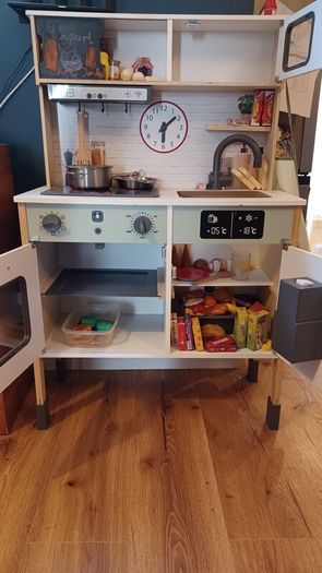 Kids' play kitchen