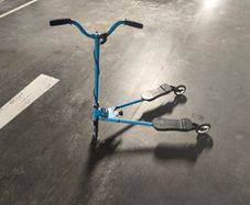scooter  Kids Blue Y-Flicker / Wiggle Scooter (3-Wheeled)