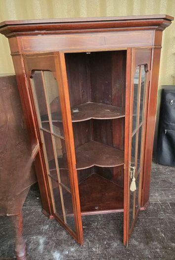 Corner cabinet