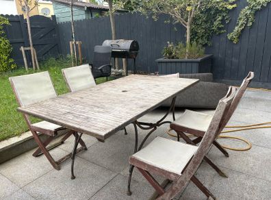 garden table and chairs