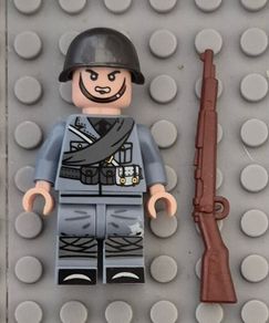 Lego compatible, military figures, Italian infantry. 15 figures plus rifles.