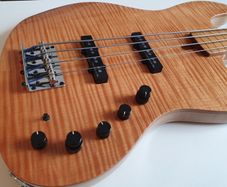 Marcus Miller V10 Fretless Bass
