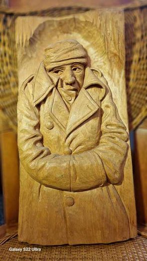 Sculptures, portraits made of wood.