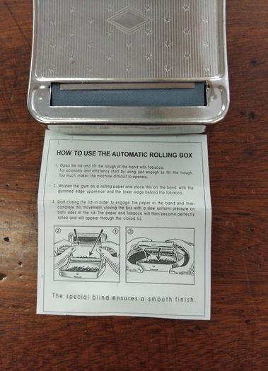 Cigarette rolling box