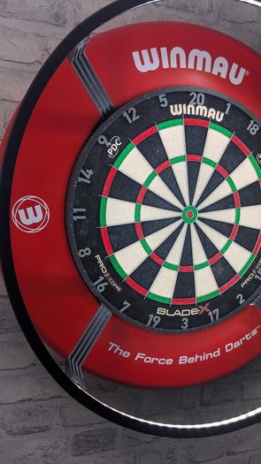 Winmau Blade X dartboard and Winmau surround