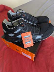 Safety boots