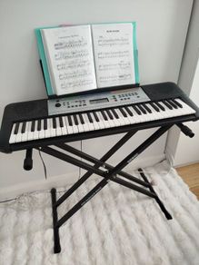 Yamaha YPT 255 , electronic keyboard in perfect condition, comes with a brand new stand