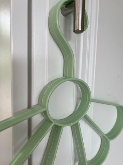 Hanger Organiser multi use - Scarf, Belt, Jewellery- Soft Green Brand New With 6 Scarves / shawls In Mint Condition.  (6)