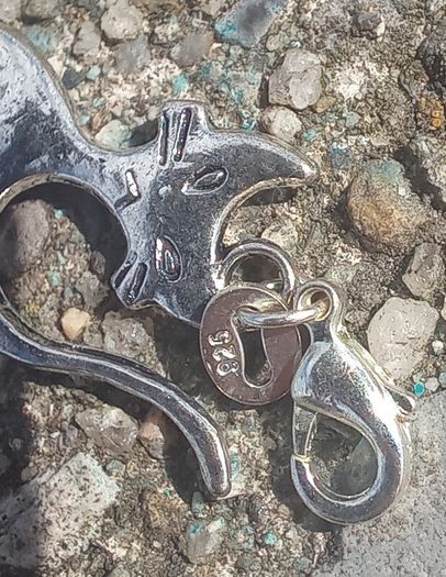 Vintage jewelry is sold individually for 5 to 10 euros