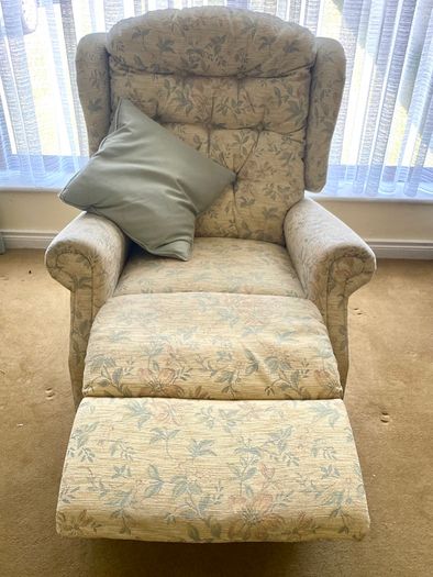 Celebrity brand electrical lift and rise recliner