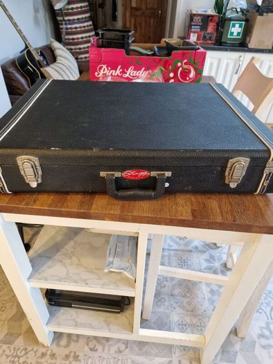 On stage six guitar  stand