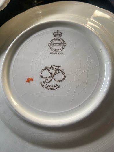 Staffordshire England Vintage Midwinter Cabbage Leaf , Tomato Design 20cm Plate