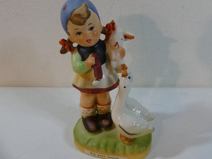 Vintage 1950s Porcelain girl figuerine.