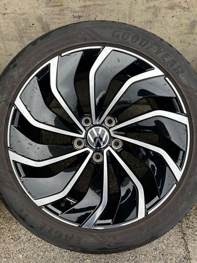 Genuine Volkswagen R-Line Ventura  17" Alloys & Tyres - Like New, Good Year Tyres