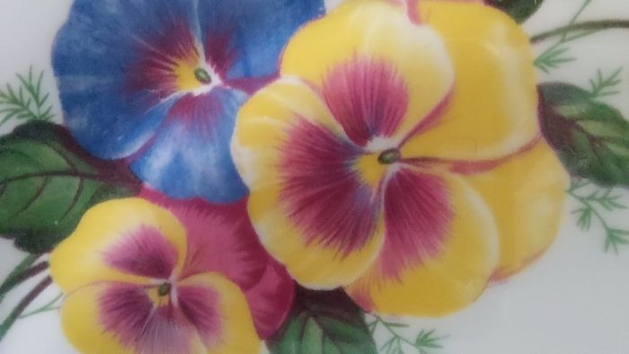 Stunning Vintage Dorchester Finest Bone China 21 Piece Teaset in a Fabulous Multicoloured Pansy Pattern in Excellent Condition