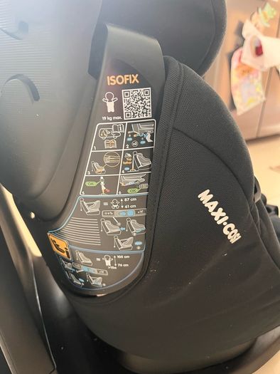 Maxi Cosi Axiss Fix 360. Car seat suitable to 4 years old