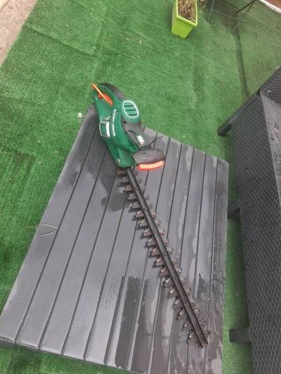PowerToolsBlack+Decker 500W electric hedge trimmer in