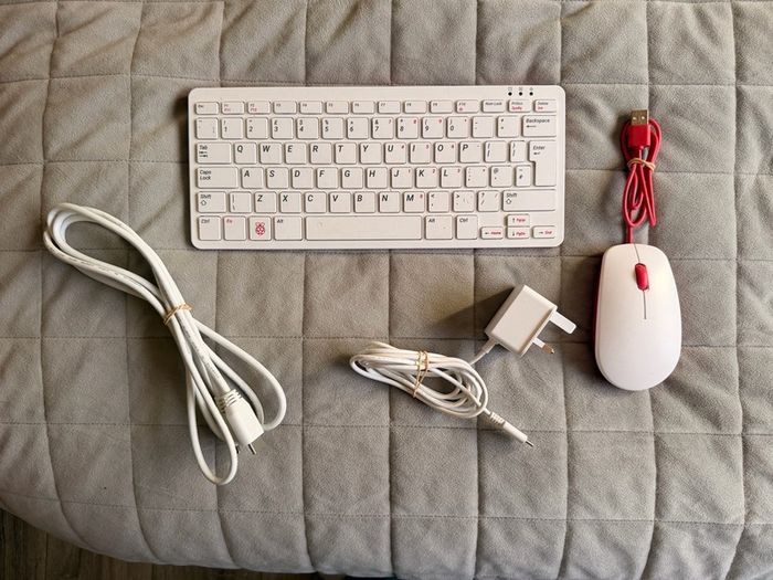 Raspberry Pi 400 (4GB RAM, Mouse, SD Card, HDMI, Power Supply)