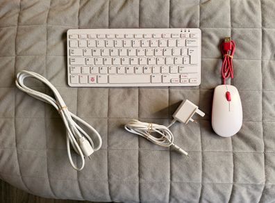 Raspberry Pi 400 (4GB RAM, Mouse, SD Card, HDMI, Power Supply)