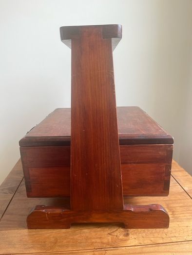 Vintage shoe cleaning stand