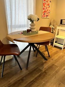 round dining table