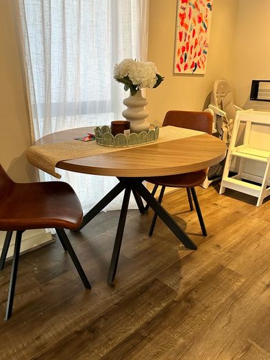 round dining table
