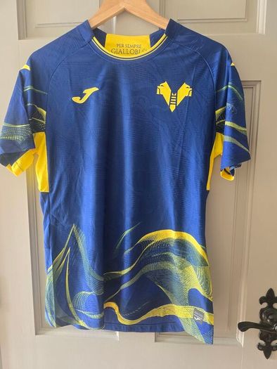Football shirts (10 shirts all size M)