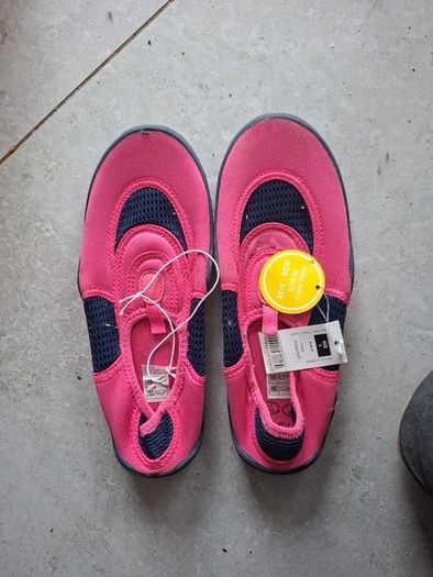 BNWT Pink Aqua Shoes Size 4