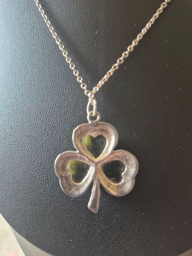 Beautiful vintage sterling silver shamrock necklace with green marble