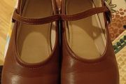 Girls tan shoe