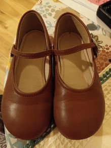 Girls tan shoe