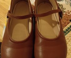 Girls tan shoe