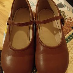 Girls tan shoe