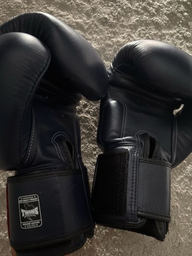 Twins gloves