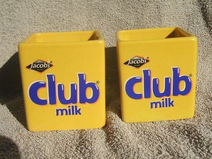 JACOBS CLUB MILK (Club Milk chocolate bar) - a pair of promotional cube shaped mugs (c.1990)