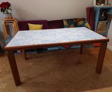 Extendable dining table