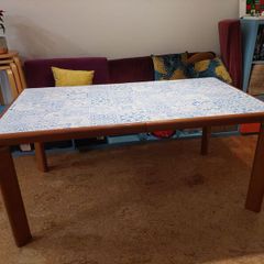 Extendable dining table
