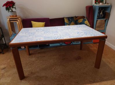 Extendable dining table
