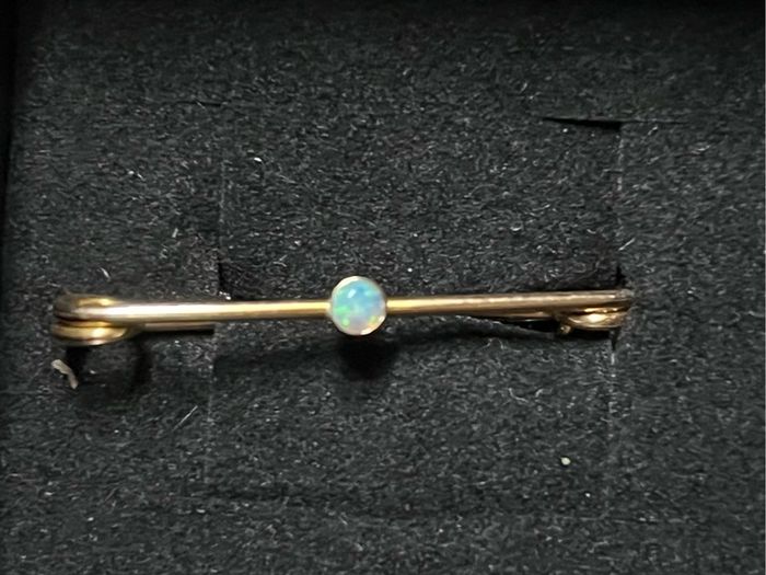 9ct brooch with opal