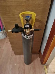 Helium tank and dual valve regulator