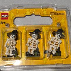 Lego minifigures and accessories