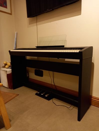 Roland electric  piano fp60 model in Black.