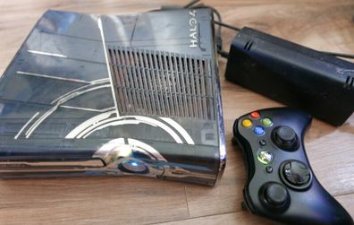 Xbox360 250GB - special edition - Halo4 +1Pad (one game)