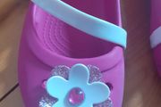 girls pink crocs