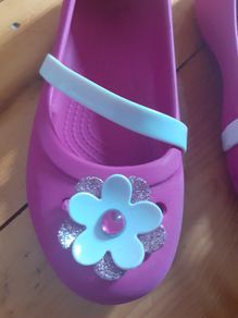 girls pink crocs