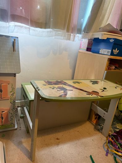 Kids bookshelf and matching bench with convertible bench