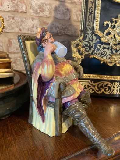Royal  Doulton figurine "The Foaming quart"