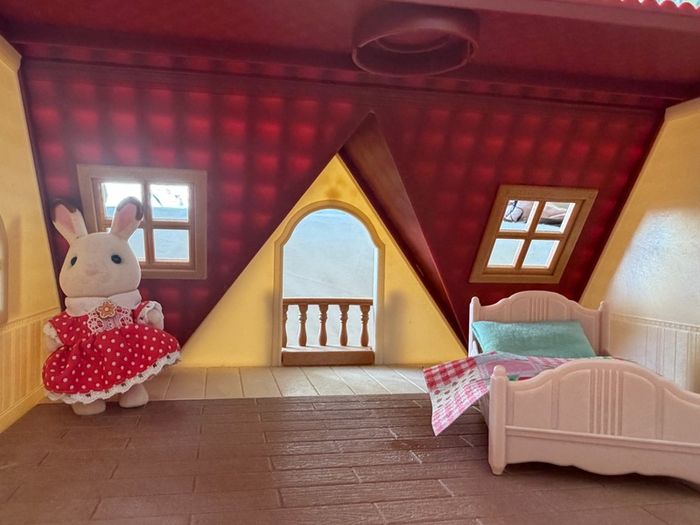 Sylvanian Families Red Roof Cosy Cottage Starter Home with Furniture & Figure