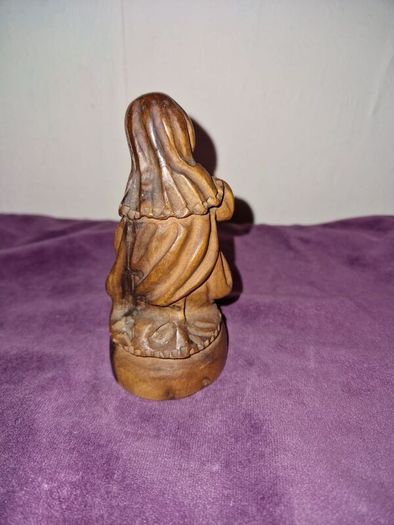 Carved praying lady statue