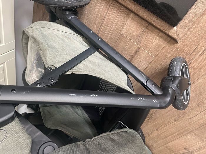 Nuna travel system including isofix base